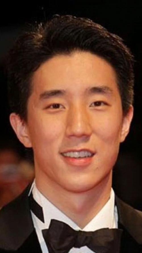 房祖名随父姓改从祖籍房氏,成龙本姓陈