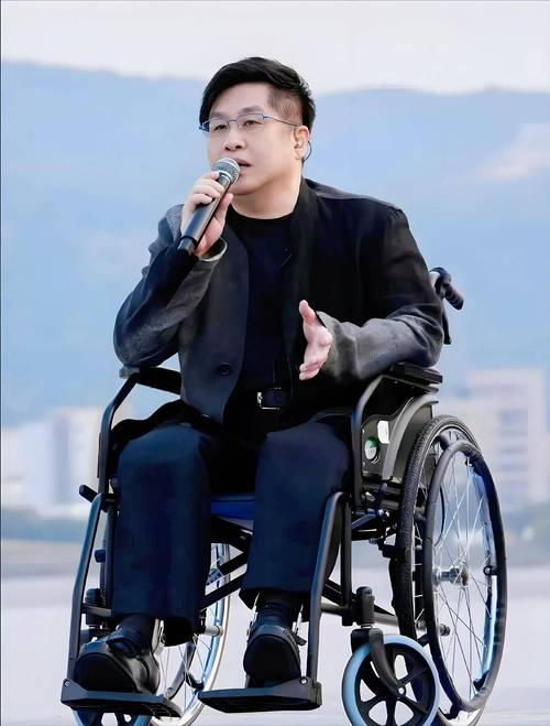 郑智化自曝幼年高烧致小儿麻痹,拄拐40年坦言“已习惯”