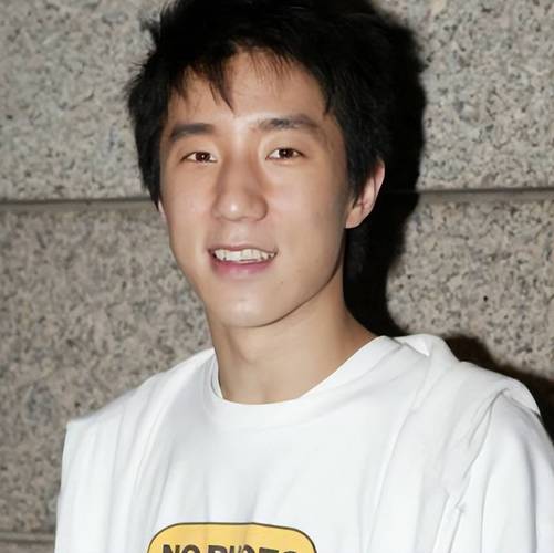 房祖名随父姓改从祖籍房氏,成龙本姓陈